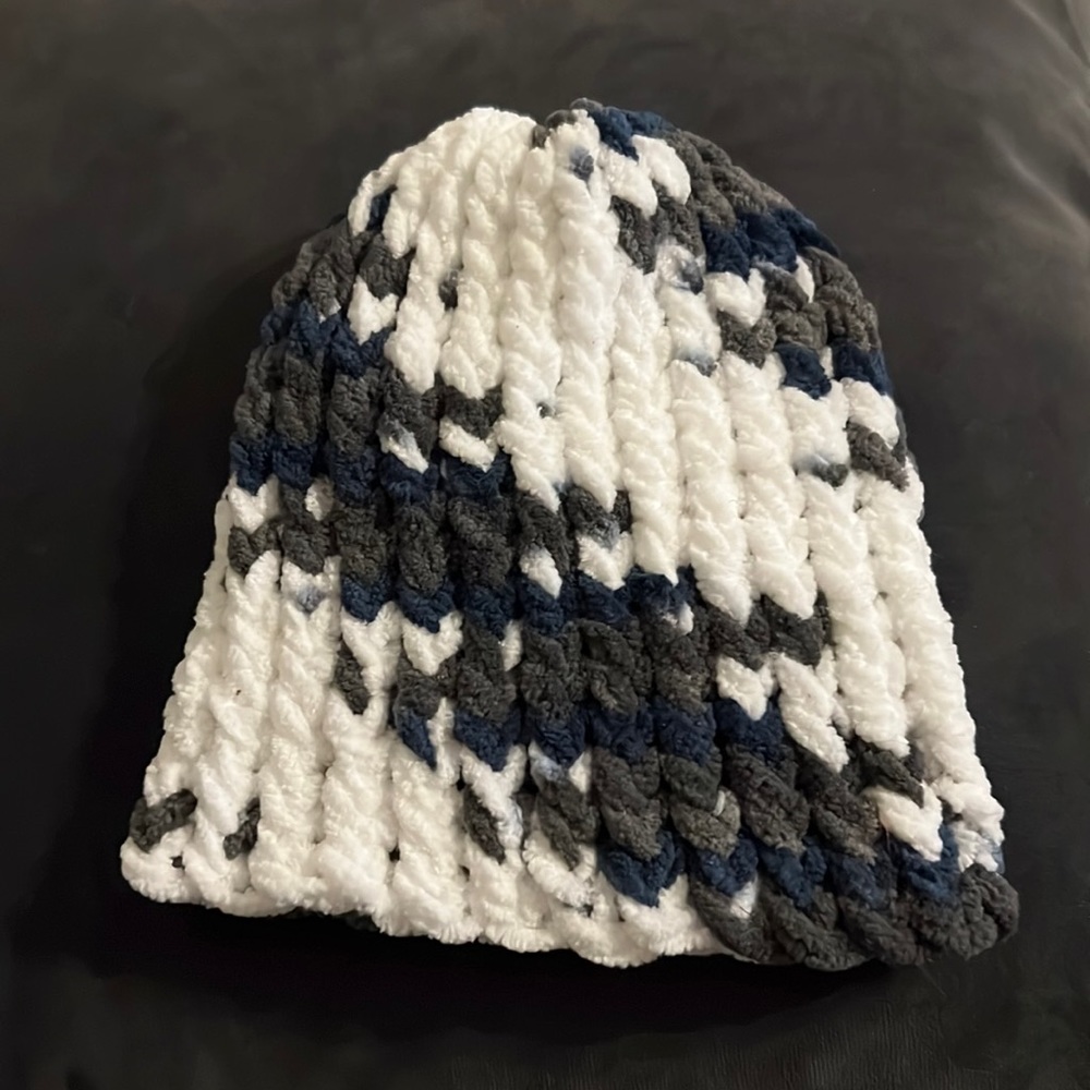 HANDMADE PREEMIE/NEWBORN knit beanie*
Multi color*